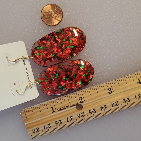 •Red and green star confetti acrylic resin pierced earrings• goldtone hooks• - Picture 2 of 14